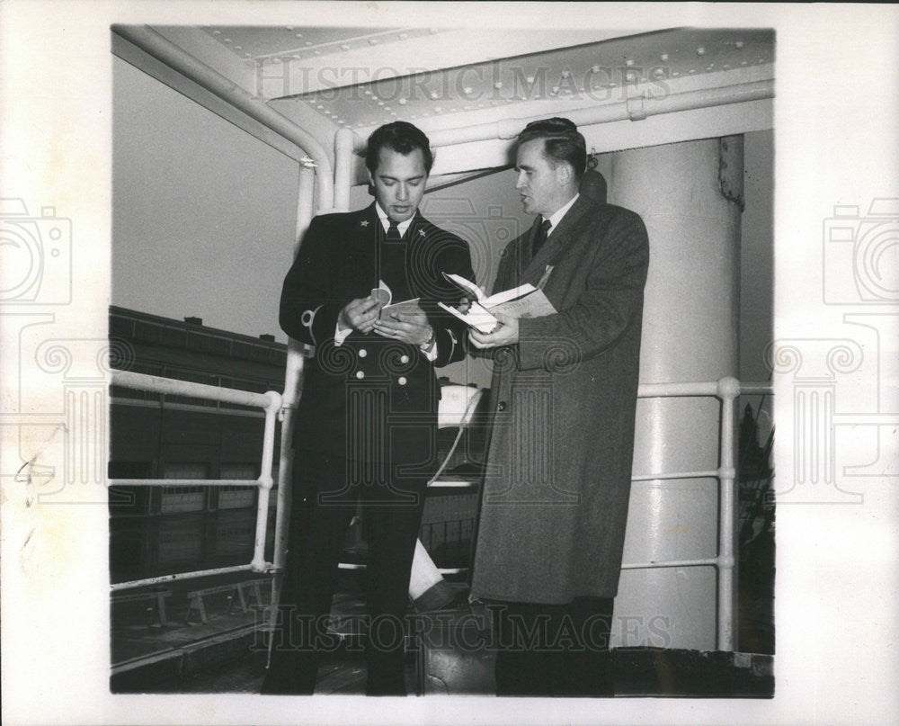 1959 Press Photo Arnold Parker gifts Bible to Johan Willem Friso - Historic Images