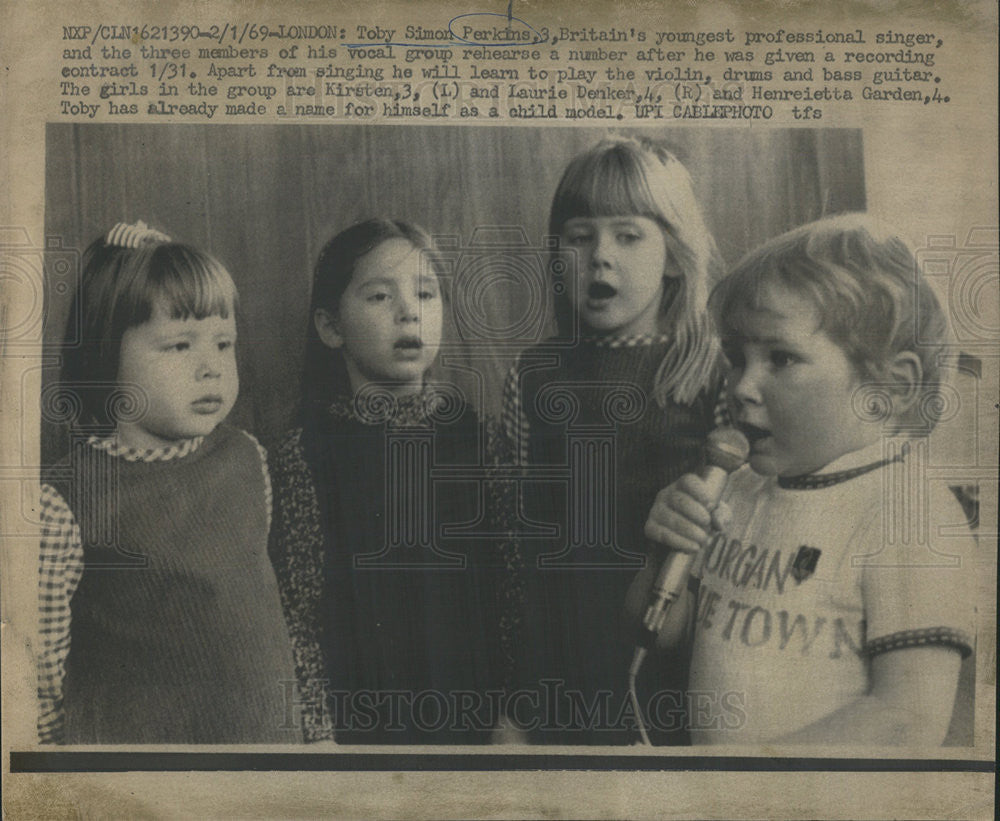 1969 Press Photo 4 yr old with a recording contract - Historic Images