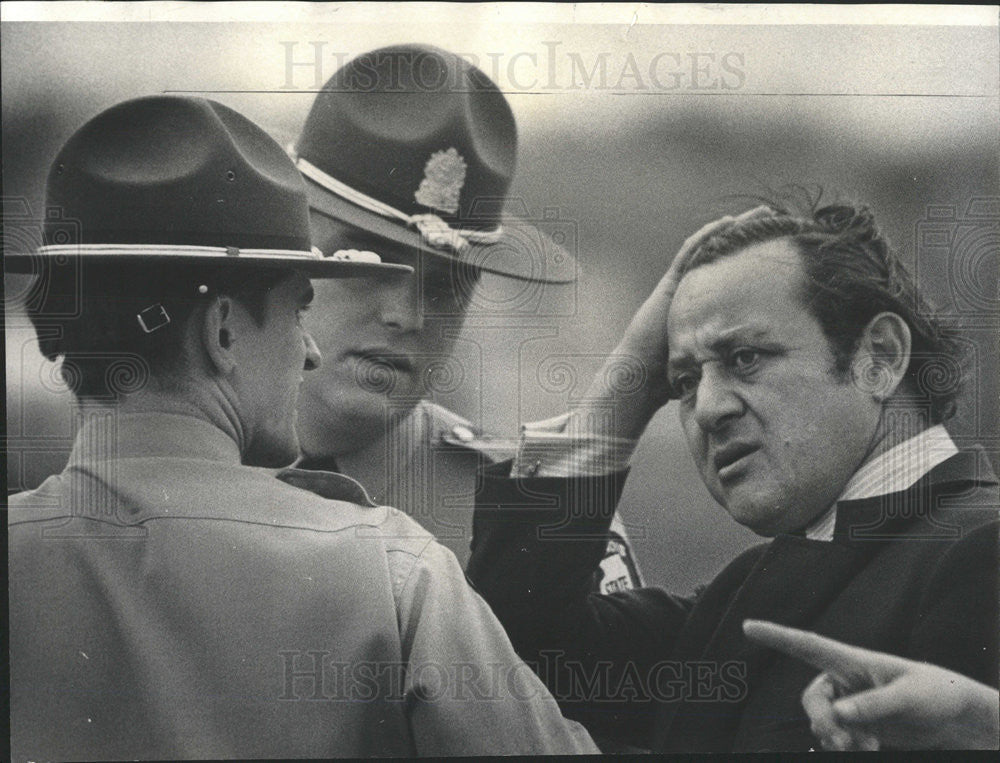 1971 Press Photo Specialty Coatings Co.President Seymour Neems Talks With Police - Historic Images