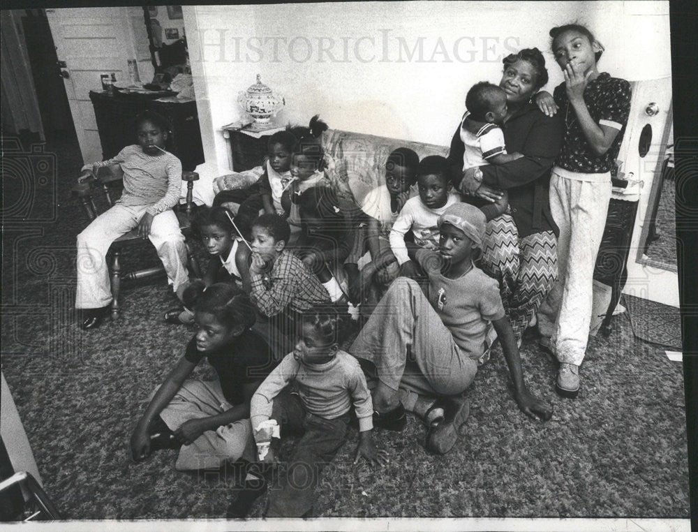 1975 Press Photo Mrs Christine Nero Takes Care Of 21 Kids Victims Of Apartment - Historic Images