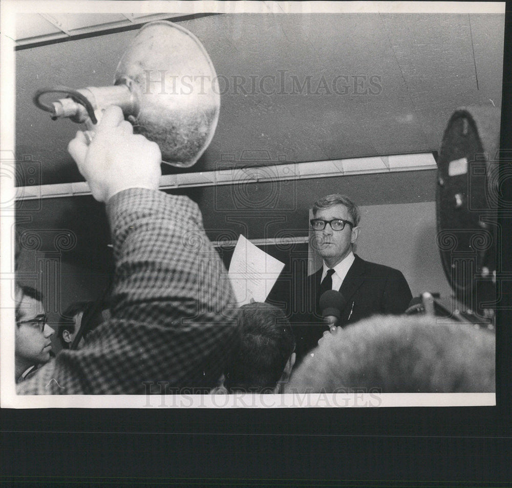 1967 Press Photo U Of C Stand In James E Newman Assistant Dean - Historic Images