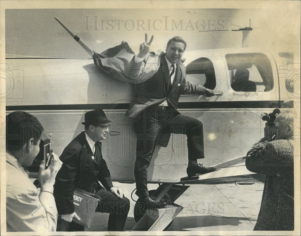 1964 Press Photo Charles Percy and campaign mngr tour Ill. - Historic Images