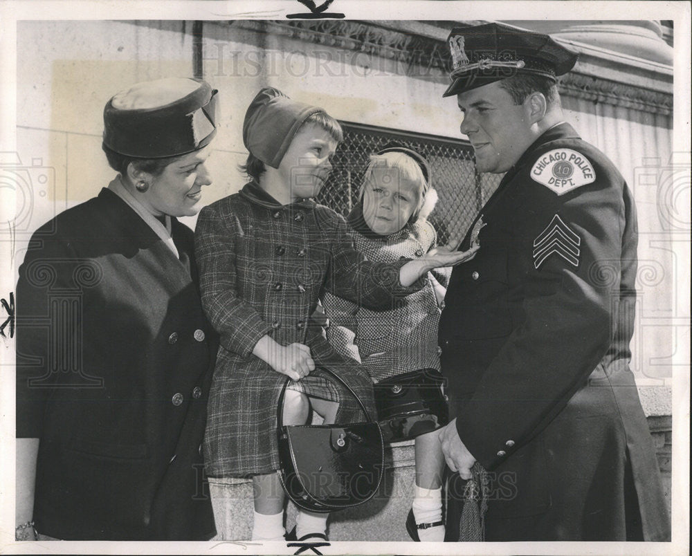 1961 Press Photo Lt. Ronald Nash with daughter Susan Marie and Karen Ann - Historic Images