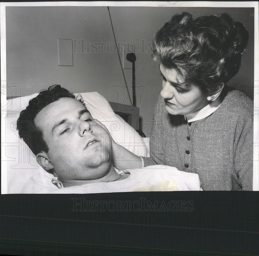 1959 Press Photo Policeman Ronald Nash lying in Woodlawn Hospital - Historic Images