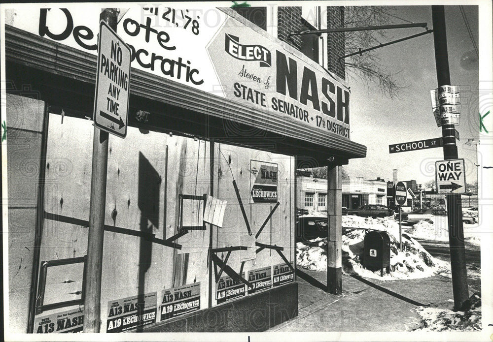 1978 Press Photo Windows Broken Campaign Headquarters Steven Nash Illinois - Historic Images