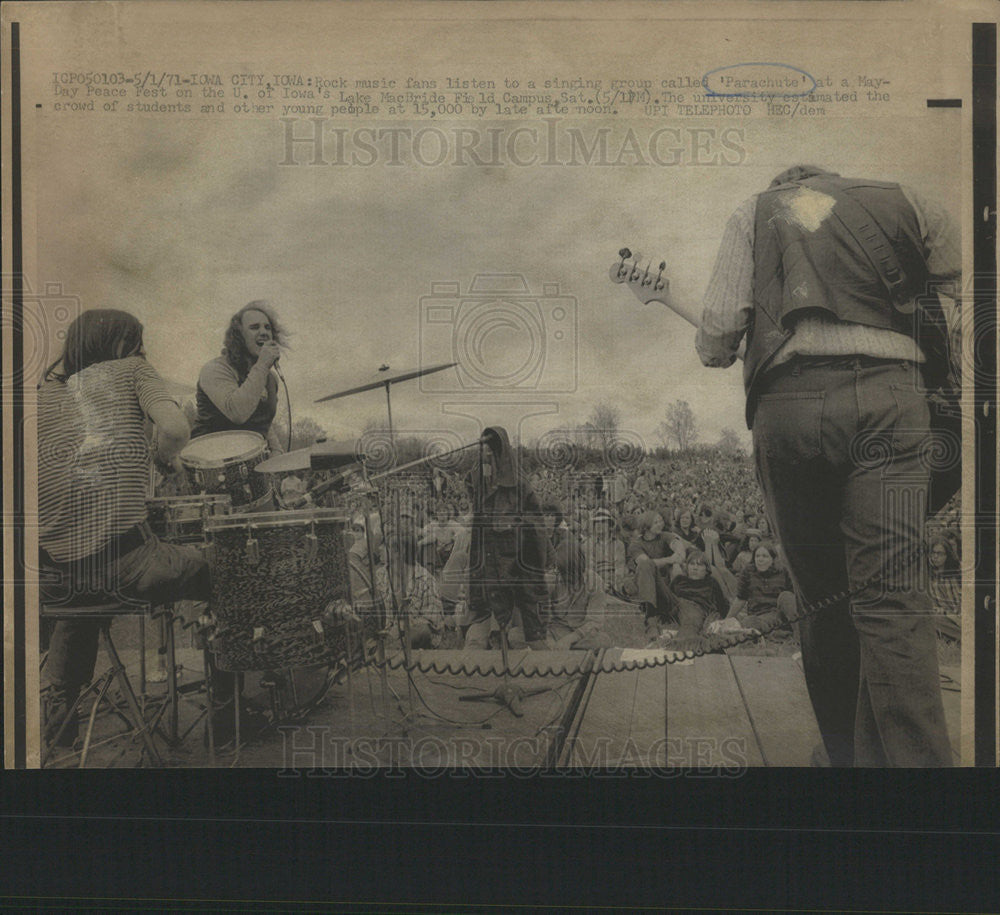 1971 Press Photo Singing group Parachute at May day peast fest - Historic Images