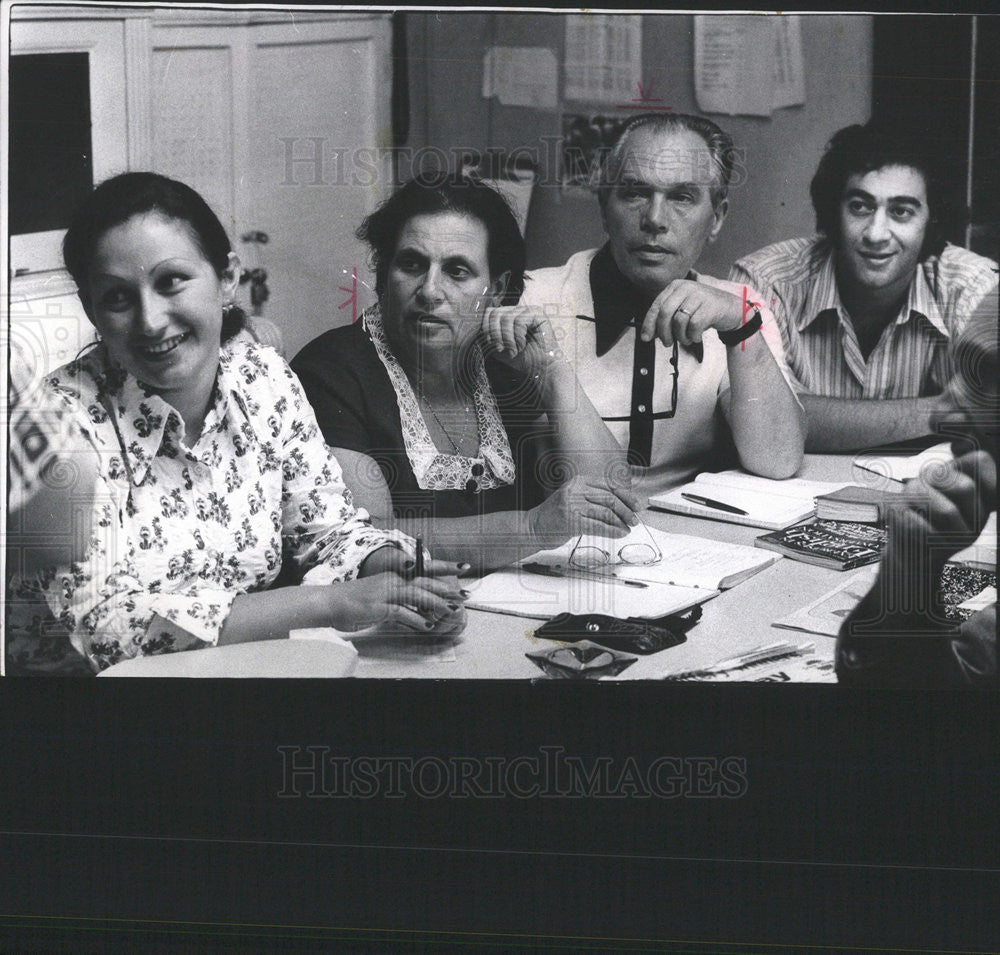 1974 Press Photo Sara and Samson Parod attending English class in Rogers Park - Historic Images