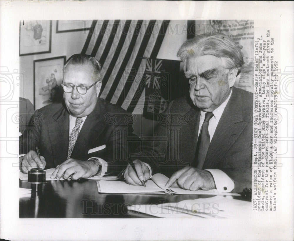 1952 Press Photo Harry Moses BCOA ,John Lewis, UMW sign contract - Historic Images