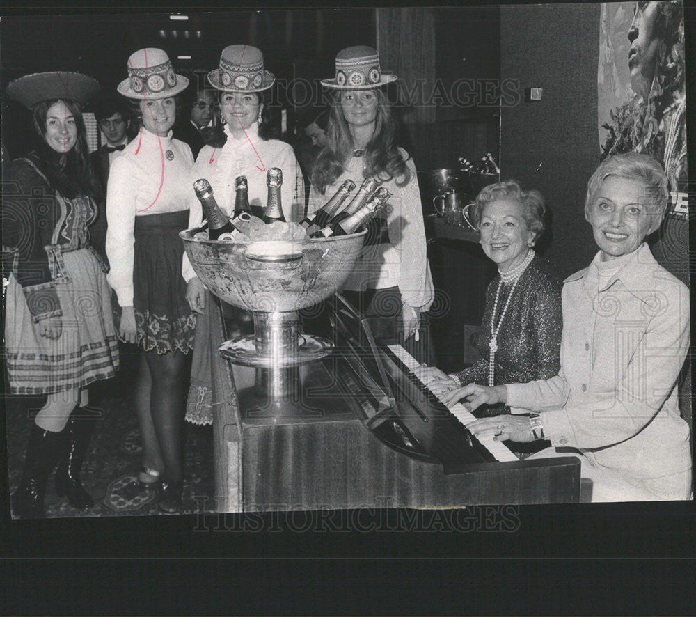 1973 Press Photo Ladies Auxiliary International College Surgeons Fashion Show - Historic Images