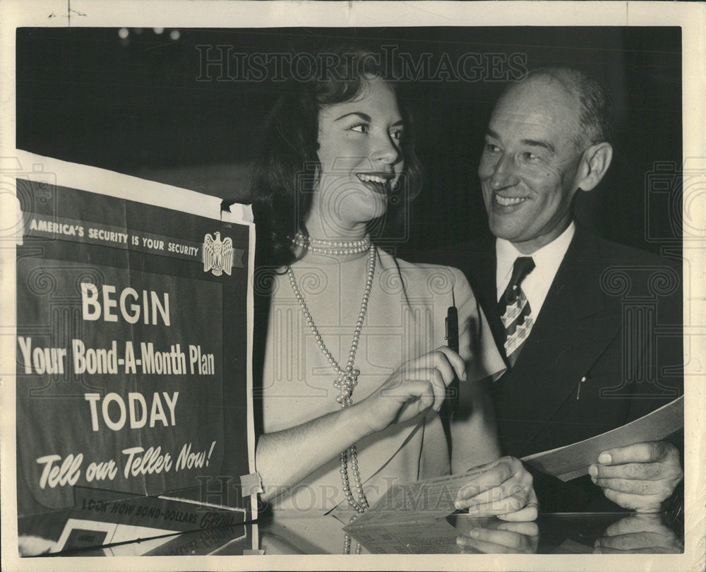 1948 Press Photo Lois June Nettleton Signs Up For Bond-A-Month Plan - Historic Images