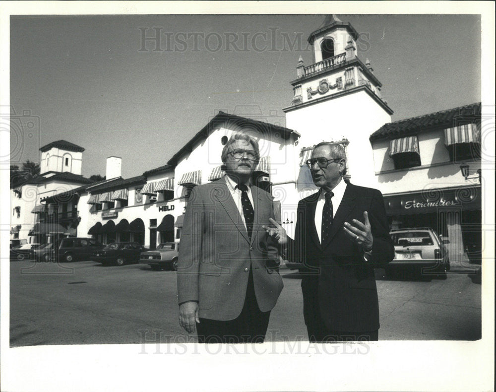 1987 Press Photo Joe Moss,and Bob Shea,discuss Plaza del Lago history - Historic Images