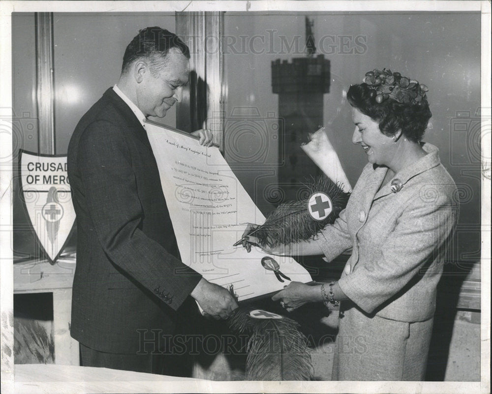 1962 Press Photo Mrs John T Moss,and Gaylord A Freeman sign contract - Historic Images