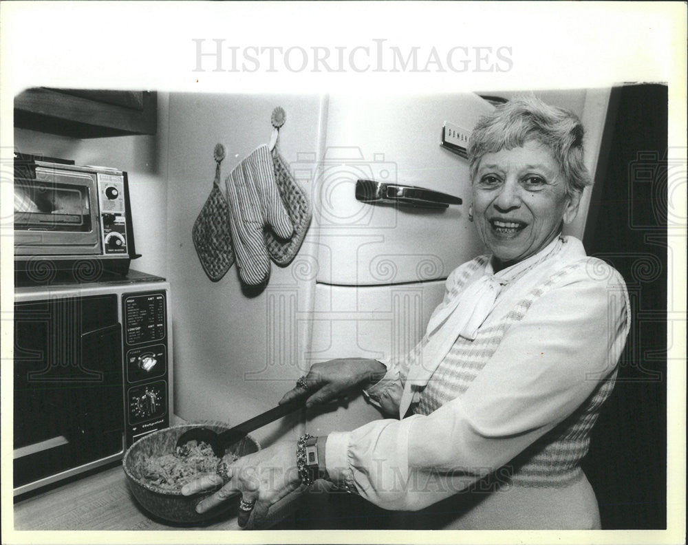 1986 Press Photo Helen Mosoff cooking for the blind - Historic Images