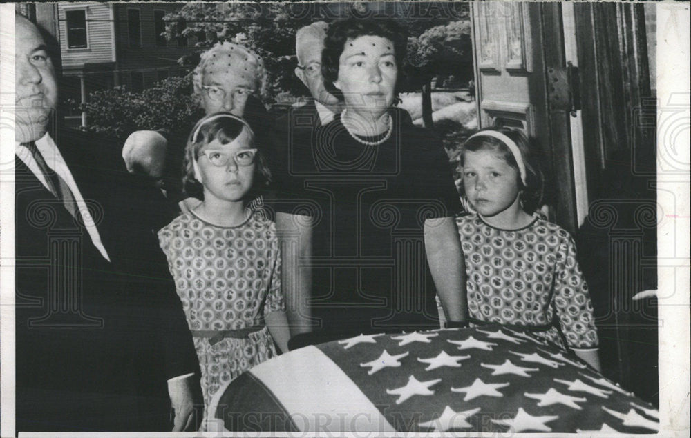 1964 Press Photo Edward Moss&#39;s family at funeral at St Augustines Roman Catholic - Historic Images