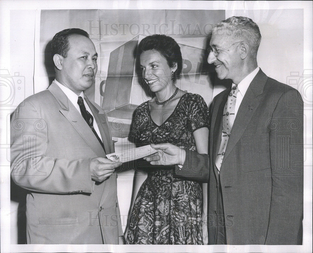 1954 Press Photo Consul Of The Philippines Mr Pablo Pena Presented A Check - Historic Images