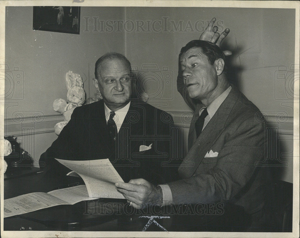 1947 Press Photo Joe E Brown,comedian signs one year contract - Historic Images