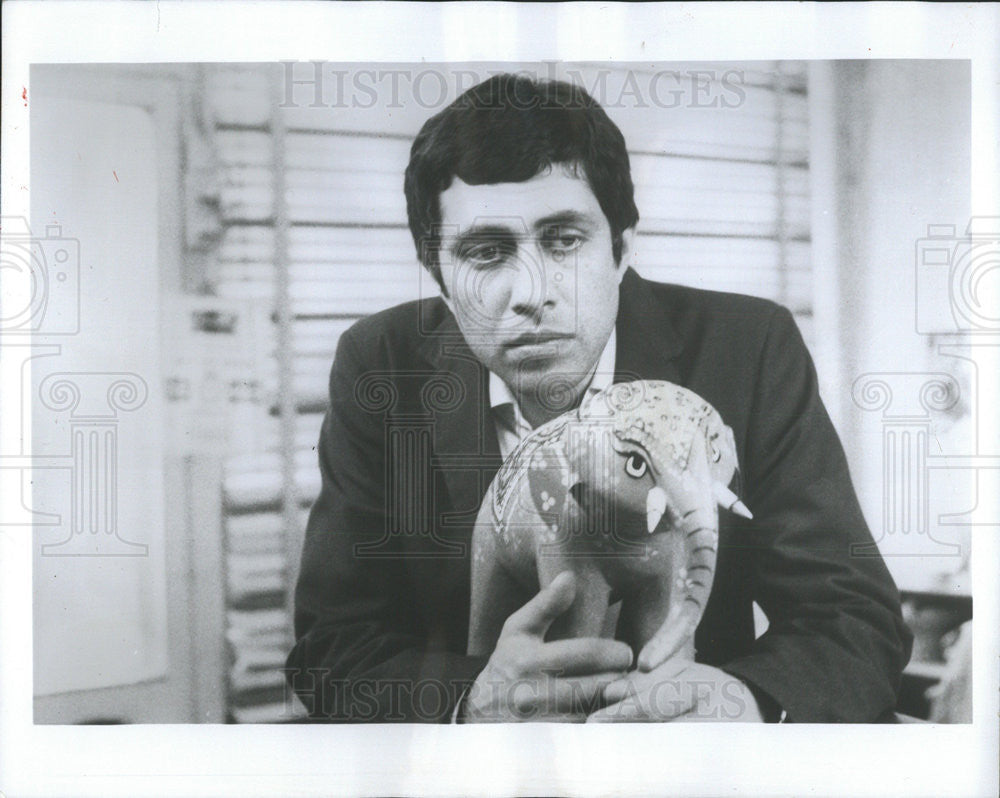 1975 Press Photo Actor Salmaan Peer In A Private Enterprise - Historic Images