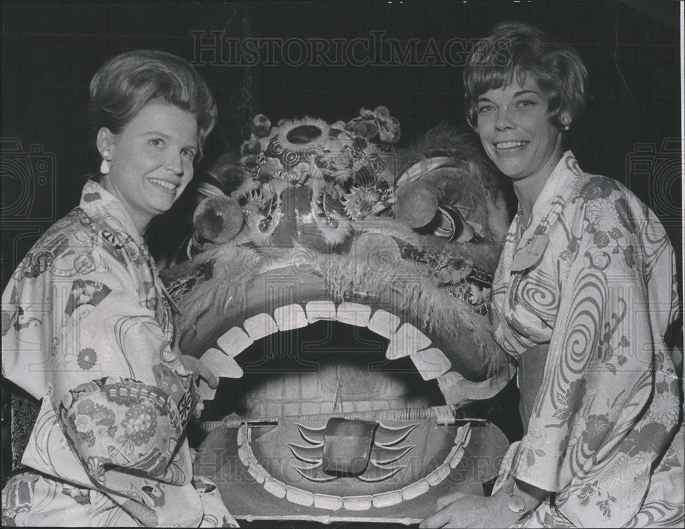 1967 Press Photo Mrs Neylan Mrs Wood Model Kimonos Dragon Senba Restaurant - Historic Images