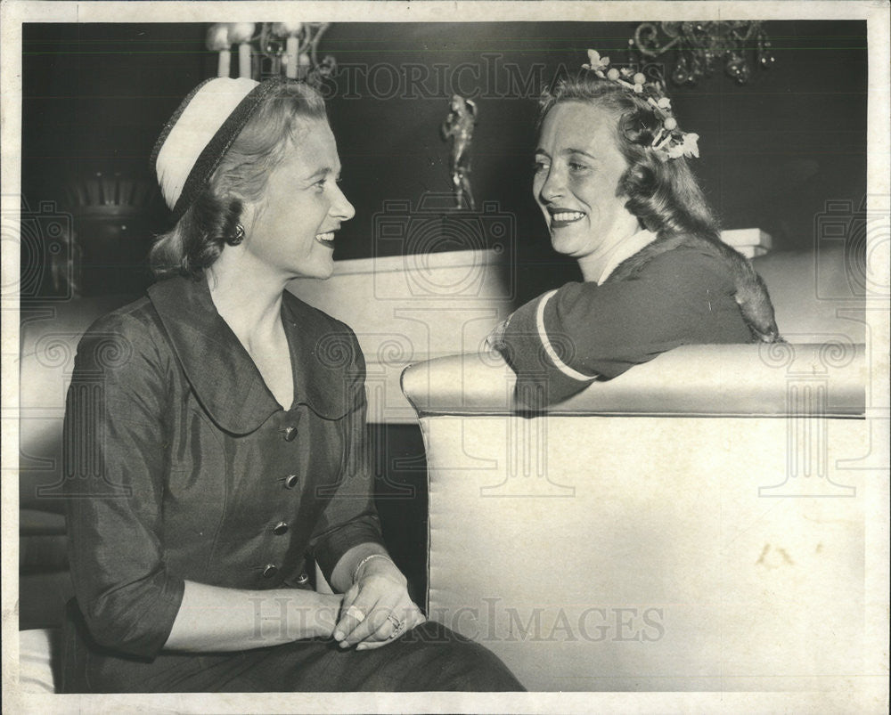 1957 Press Photo Women Discuss Ravinia RFestival Concerts - Historic Images