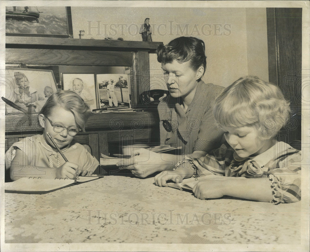 1956 Press Photo Mrs. Dorothy Peterson helps Barbara Ann Susan homework - Historic Images