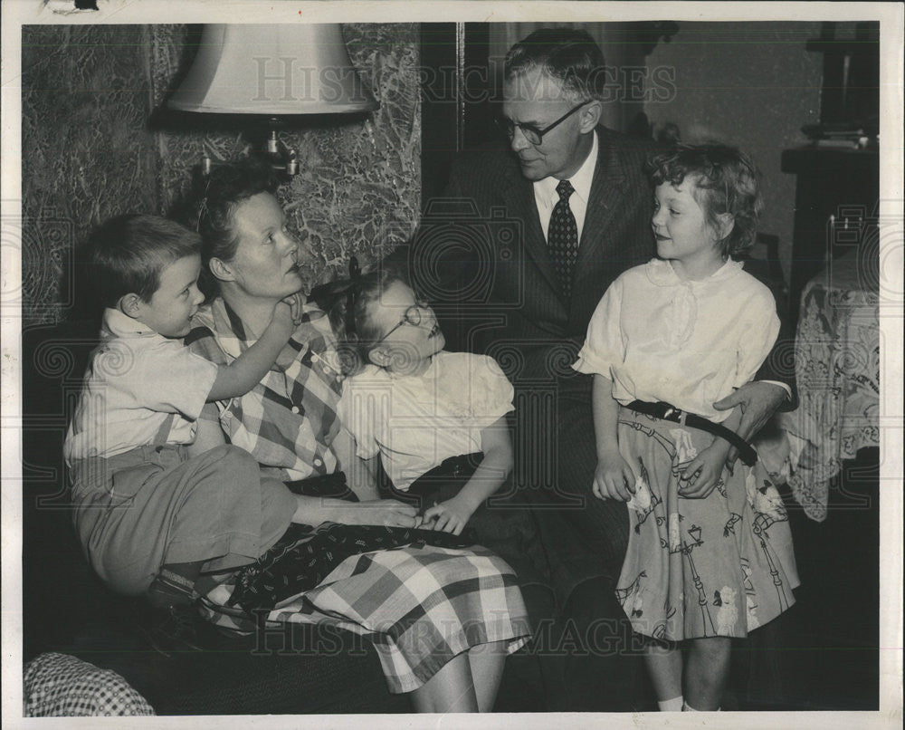 1956 Press Photo Mother Of Victim Mrs. Peterson With Rev William Eifrig Children - Historic Images