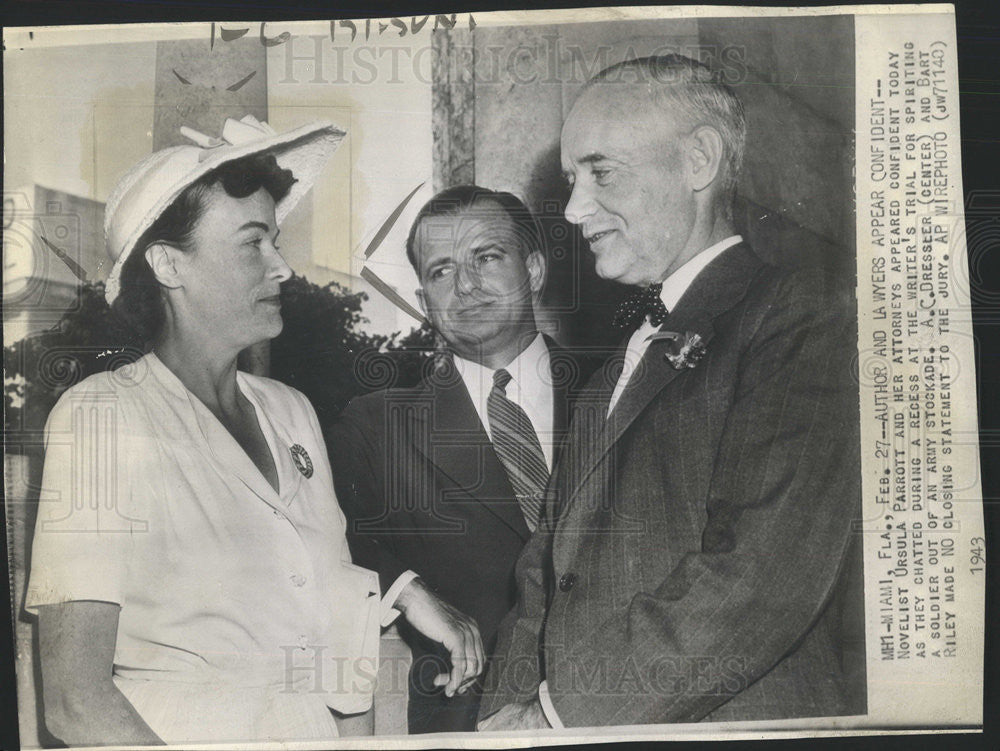 1943 Press Photo Novelist Ursula Parrot and her Attys A.C Dressler,Bart Riley - Historic Images