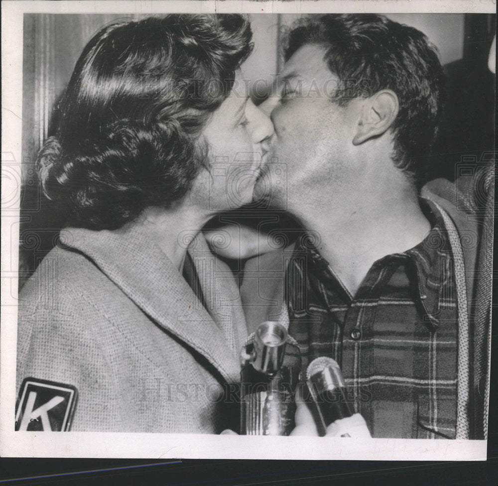 1954 Press Photo Moskovitz Wife Kiss Reunion After Kidnapping - Historic Images