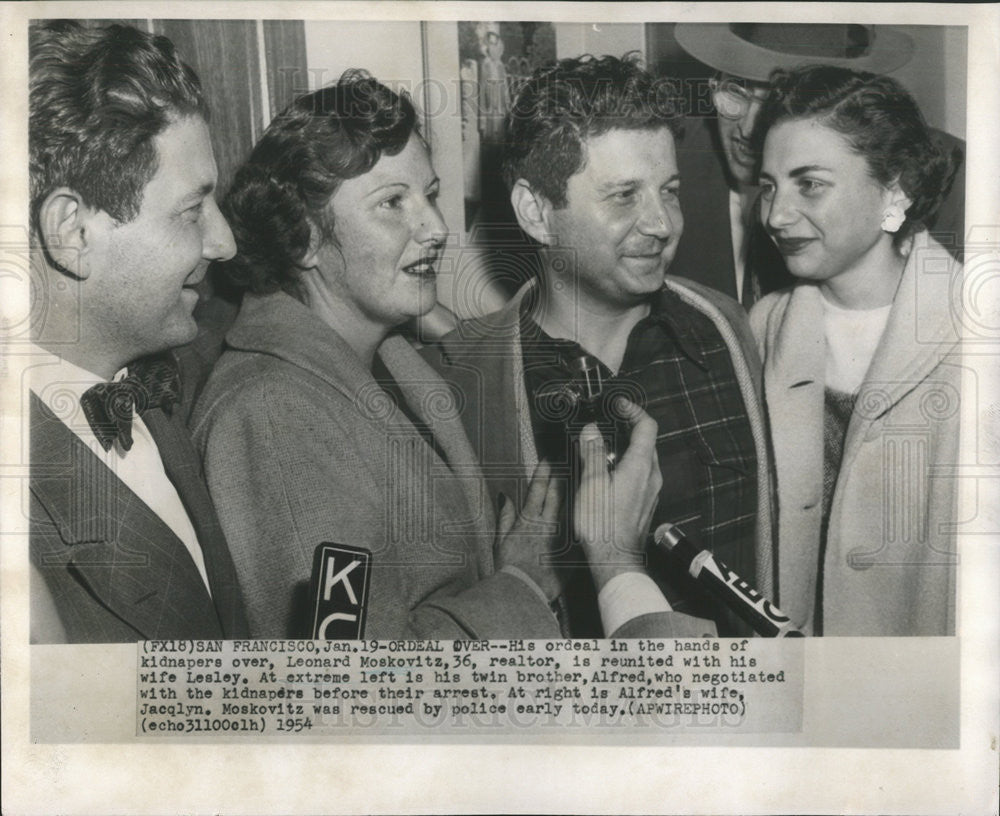 1954 Press Photo Leo Moskovitz,kidnapped reunites with family - Historic Images