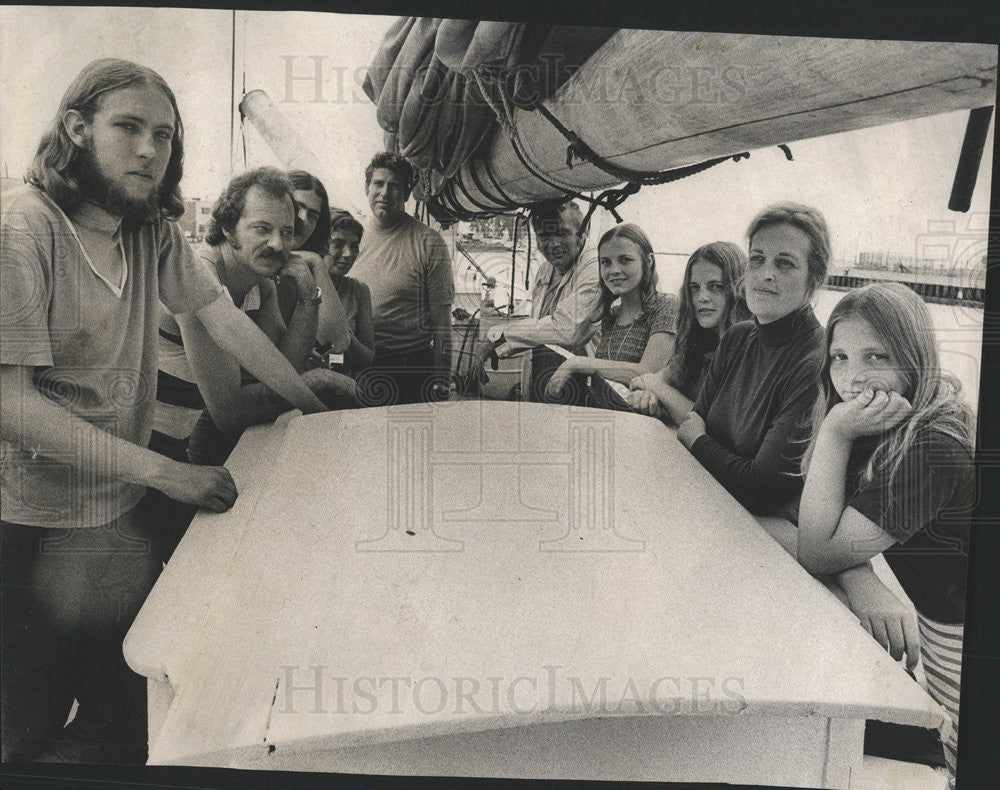 1972 Press Photo Northfield couple and 11 kids end 8 mo sea voyage - Historic Images