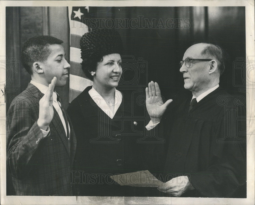 1962 Press Photo Federal Judge Parsons Adopted Son Naturalization With Mother - Historic Images