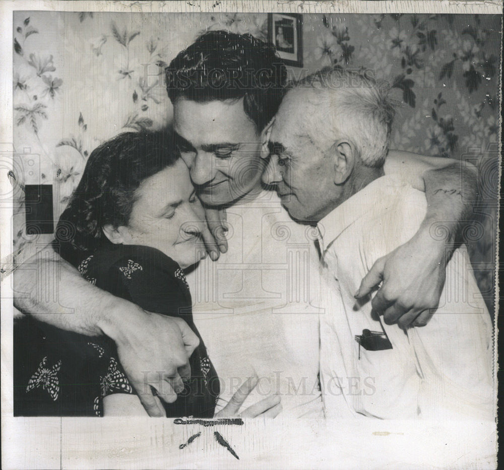 1956 Press Photo Korean War Turncoat Pate Embracing Parents Return Home - Historic Images