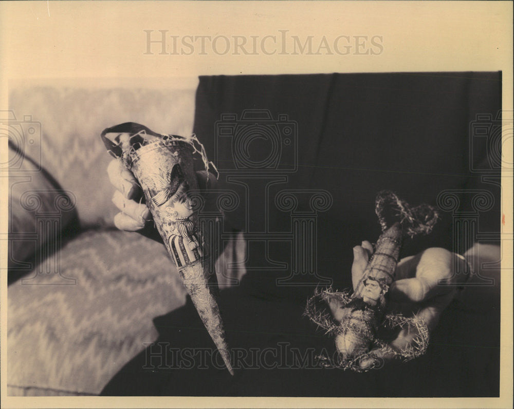 1992 Press Photo Two ornaments from Jane Ryden's collection of Christmas decos - Historic Images