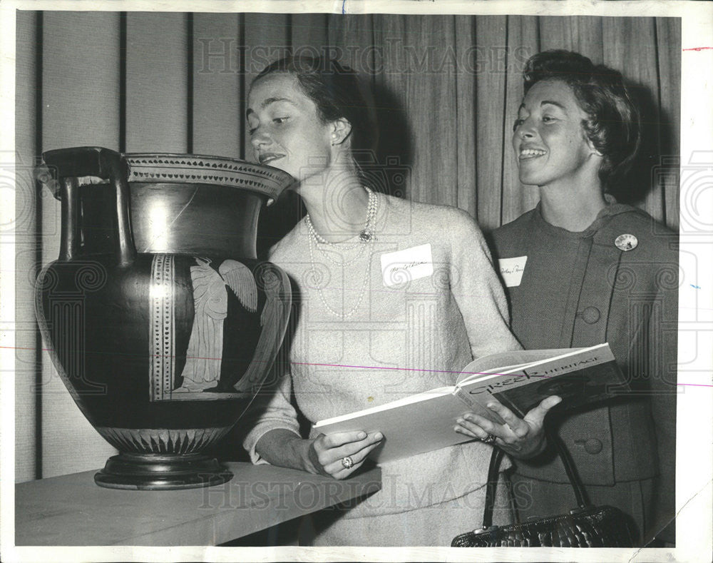 1964 Press Photo Mrs I W Colburn Mrs Anthony L Perrin Grecian Urn Art Institute - Historic Images