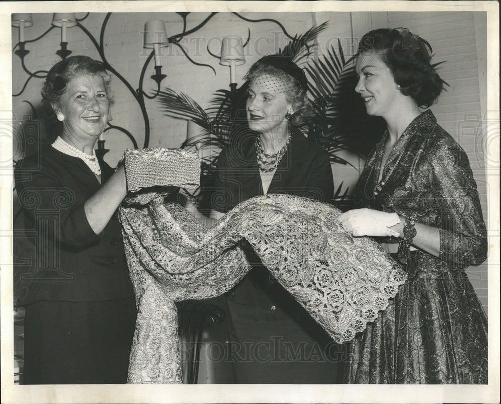 1959 Press Photo Mrs Robert C. peterson Straw Coat - Historic Images