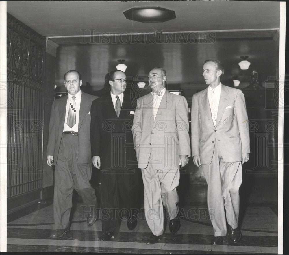 1953 Press Photo Detective Leonard Peterson Of The Criminal Court - Historic Images