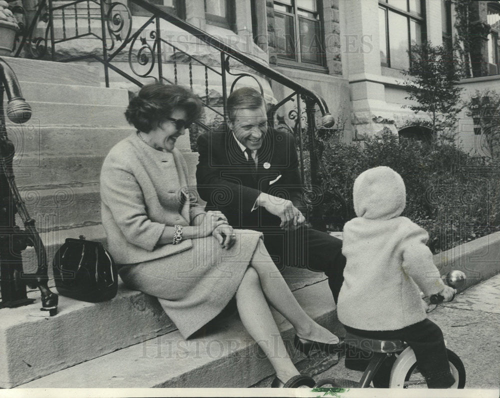 1966 Press Photo Mrs James FitzSImmons And Daughter With Charles Percy - Historic Images