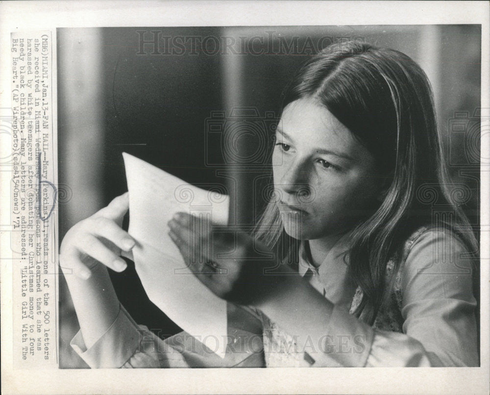 1971 Press Photo Teenager Perkins Reading Fan Mail Miami Christmas Money - Historic Images