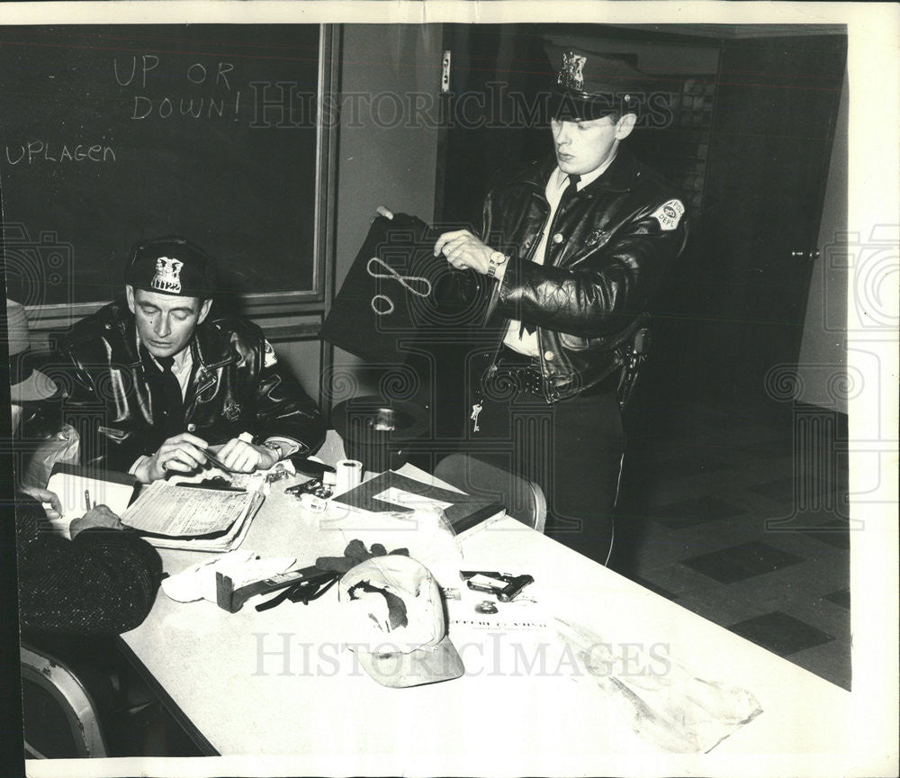 1966 Press Photo Policement Patrick Baumhardt Robert Pernitsky Burglars Evidence - Historic Images