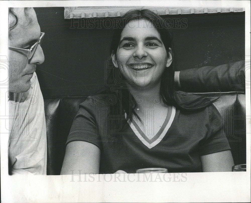 1970 Press Photo Judith Pearlman Talks With Granger - Historic Images