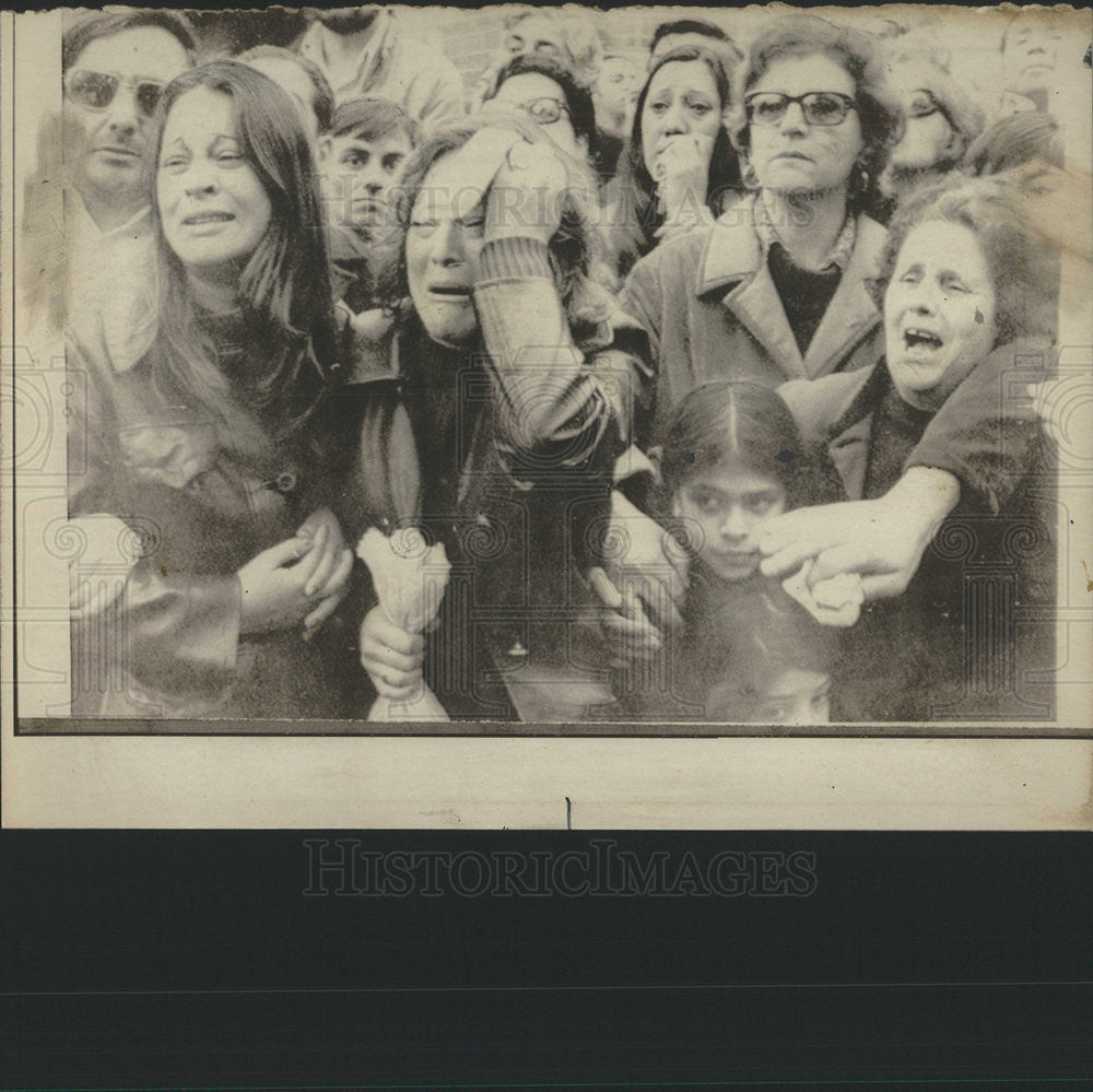 1974 Press Photo Women weep as Argentina&#39;s Juan Peron&#39;s casket passes - Historic Images