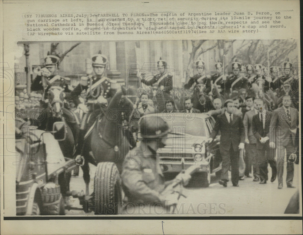 1974 Press Photo Coffin Argentine Leader Juan D. Person Soldiers Funeral - Historic Images