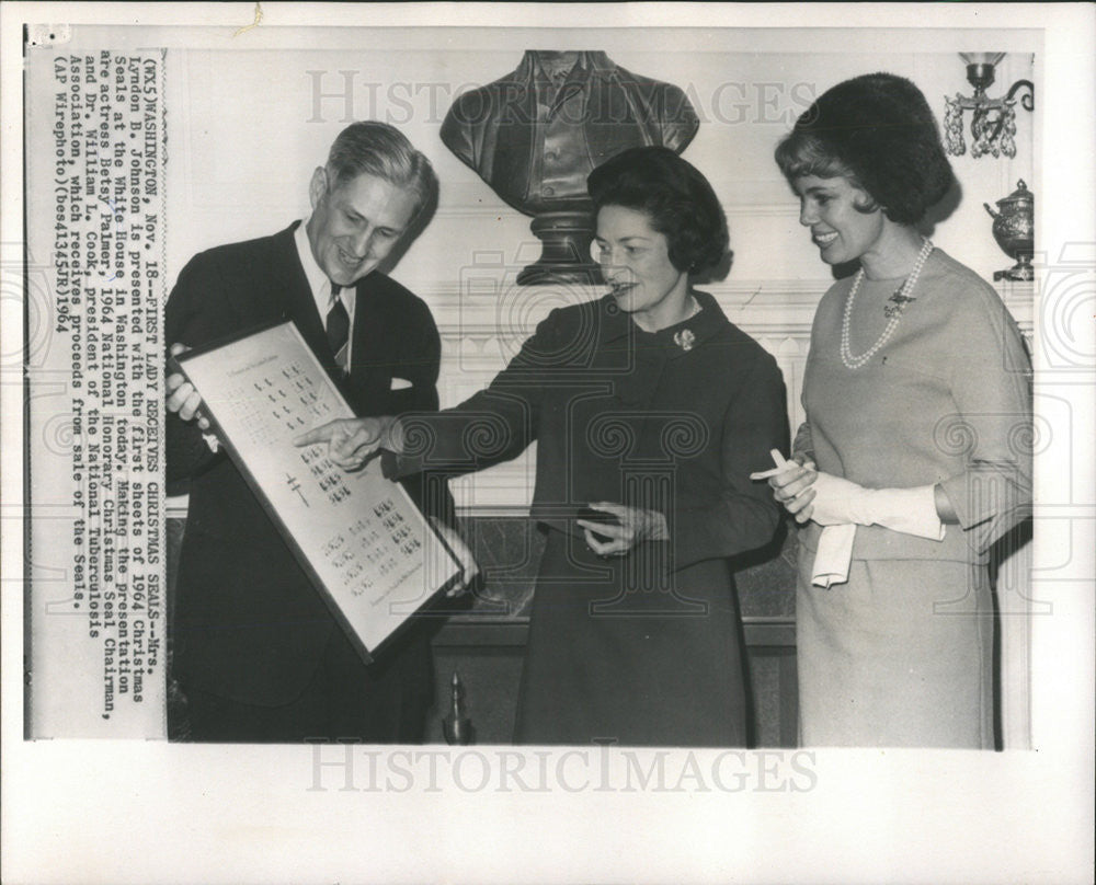 1964 Press Photo Mrs. Lyndon B. Johnson First Lady White House Christmas Seals - Historic Images