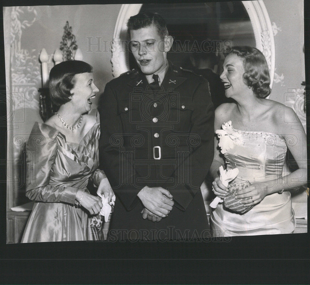 1959 Press Photo Lieutenant Donald H. Palmer, Mrs. Palmer &amp; Mrs. William Carroll - Historic Images