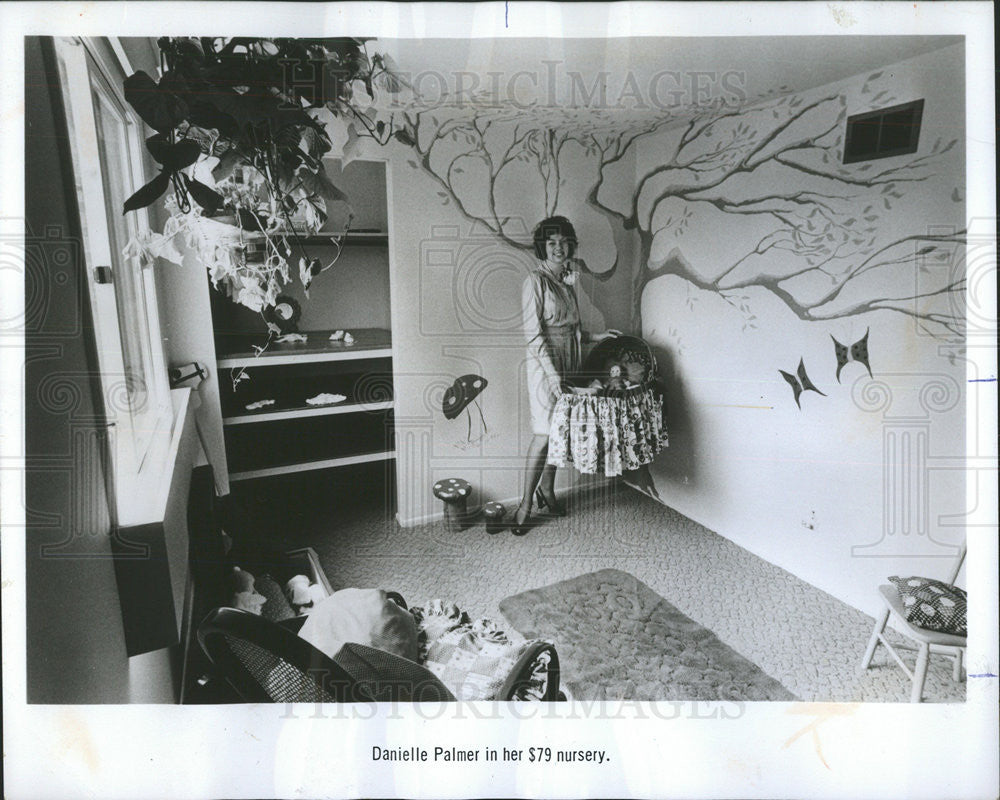 1975 Press Photo Mother Palmer Displaying Cheaply Done Nursery Decorated - Historic Images