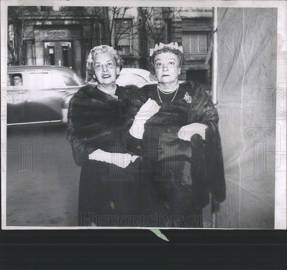 1956 Press Photo Mrs L. Newton  Perry and Mrs Huntington Henry - Historic Images