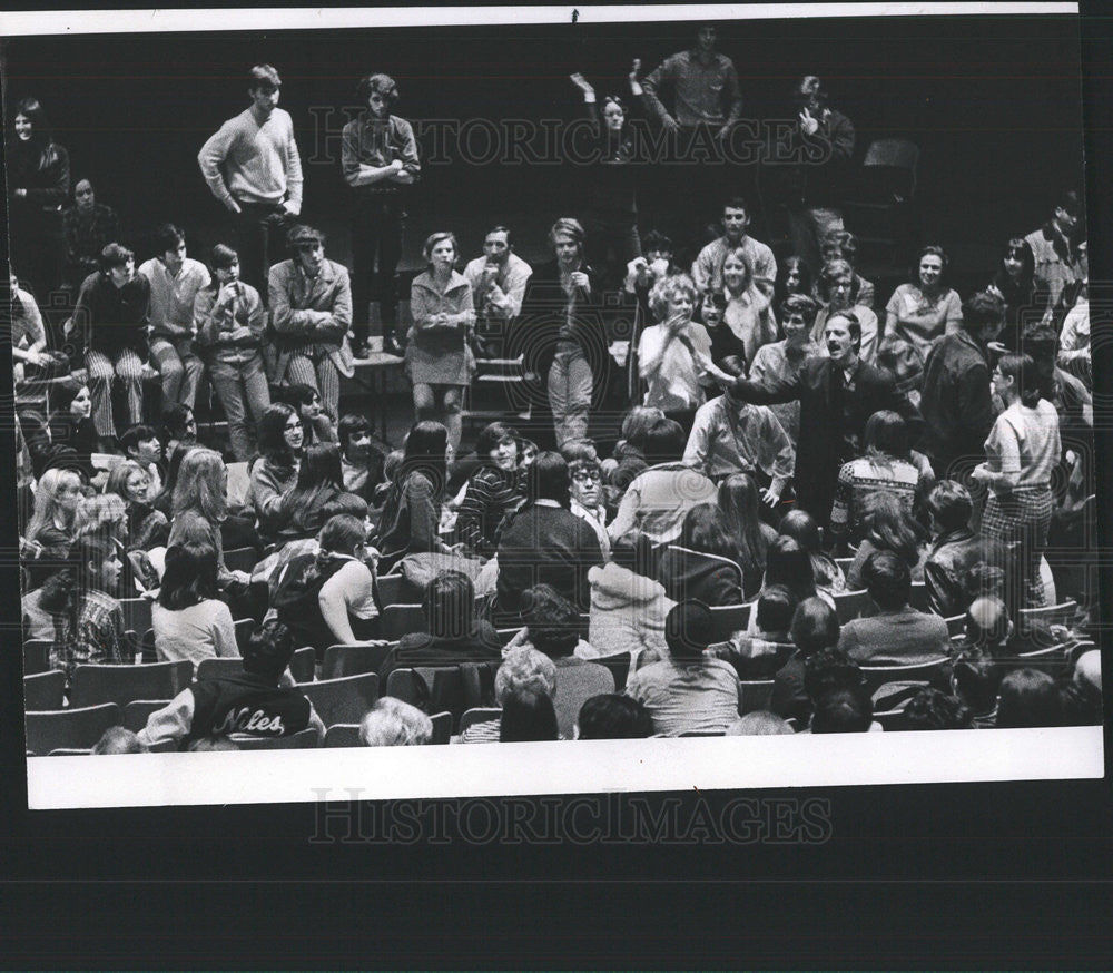 1970 Press Photo John Palm,teacher at school meeting - Historic Images