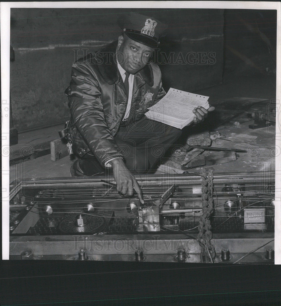 1962 Press Photo Police James Peebles Englewood  District Safe Tear Gas Acid - Historic Images