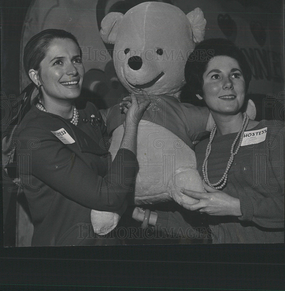 1968 Press Photo Pooh Bear Mrs Herbert C Paschen Jr Mrs James R O&#39;Riley - Historic Images