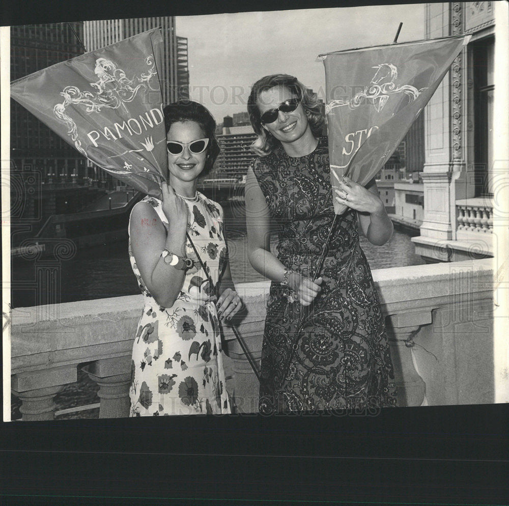 1984 Press Photo Mrs Kenneth Wright and Mrs Herbert Paschene Jr-Ravinia Flags - Historic Images