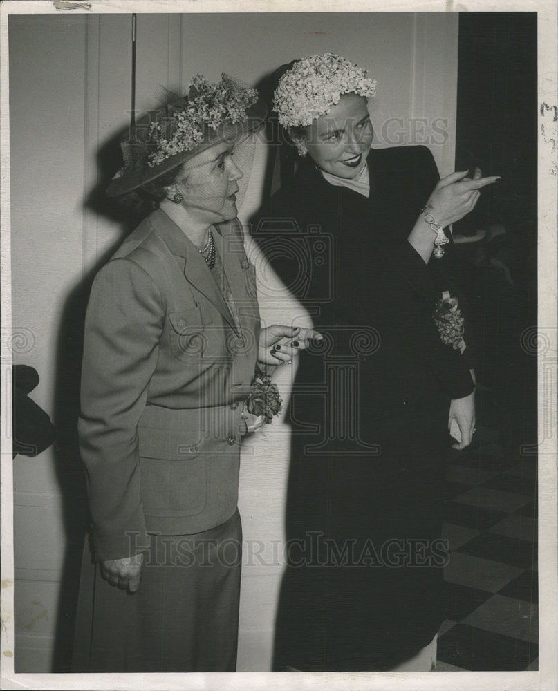 1951 Press Photo Ladies At North Shore Friends Chicago Junior Schls Fashion Show - Historic Images